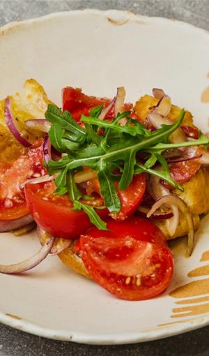 Салат с хрустящей чиабаттой и помидорами