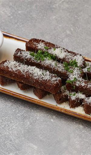 Чесночные гренки с сырным соусом