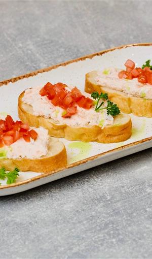 Брускетта с риетом из копченого лосося