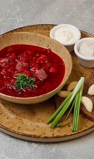 Традиционный борщ с салом и чесноком