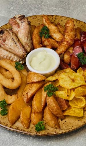 Пивной сет (куриные крылья, стрипсы, охотничьи колбаски, луковые кольца, чипсы, картофельные дольки, соус чесночный)