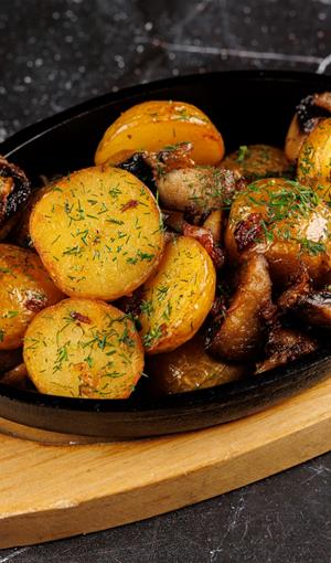 Картофель черри с луком шалот и грибами 